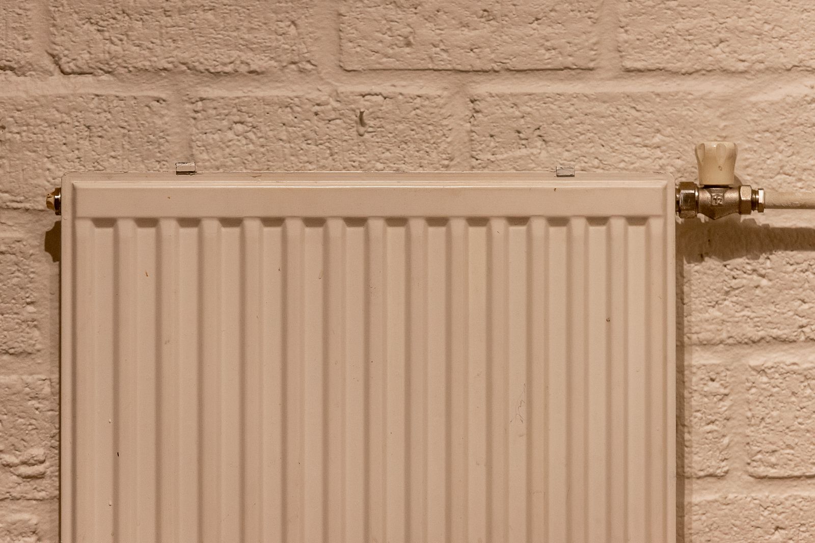 Radiatore bianco a parete in una casa