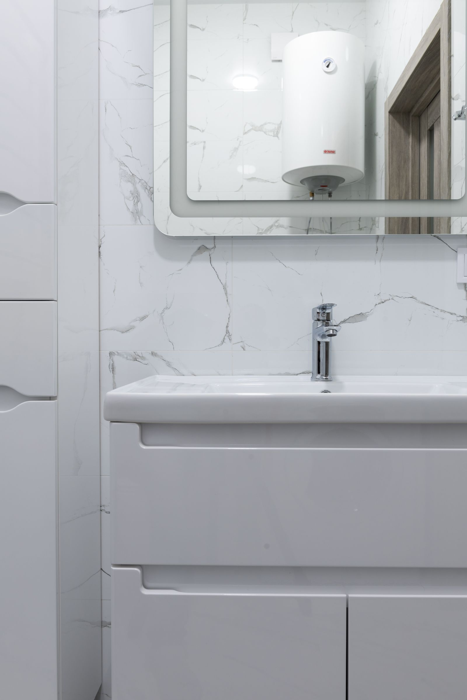 Bagno moderno con lavabo bianco e specchio
