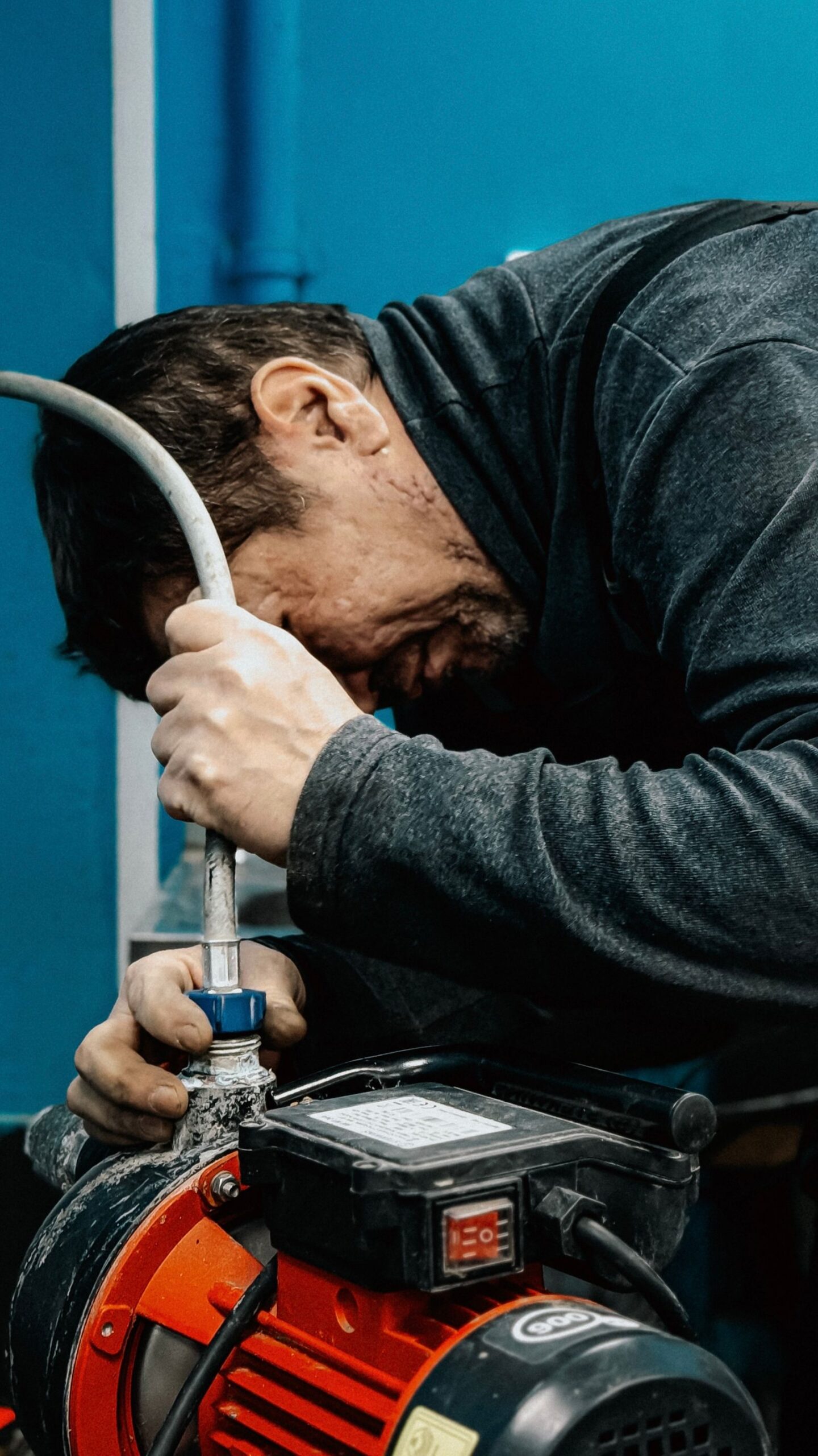 Tecnico al lavoro sull’impianto di una caldaia